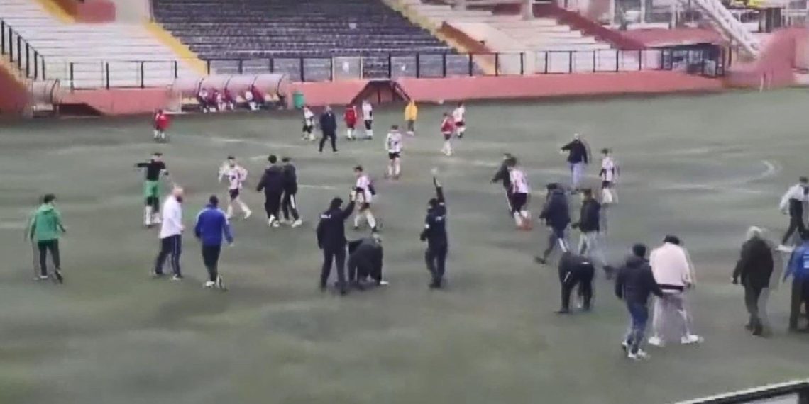 Avcılar’da futbol maçındaki hengameyi polis havaya ateş açarak ayırdı