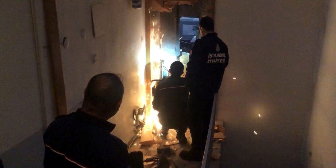 Avcılar’da hırsız kendisini girdiği daireye kilitledi: Polis ve itfaiye seferber oldu