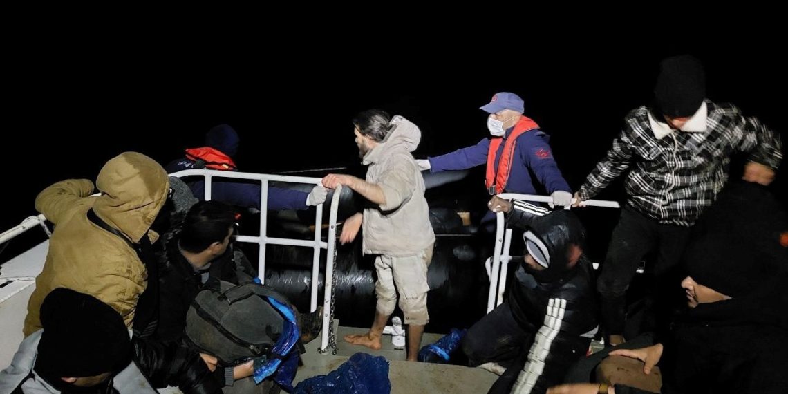 Ayvalık açıklarında 20 sistemsiz göçmen kurtarıldı