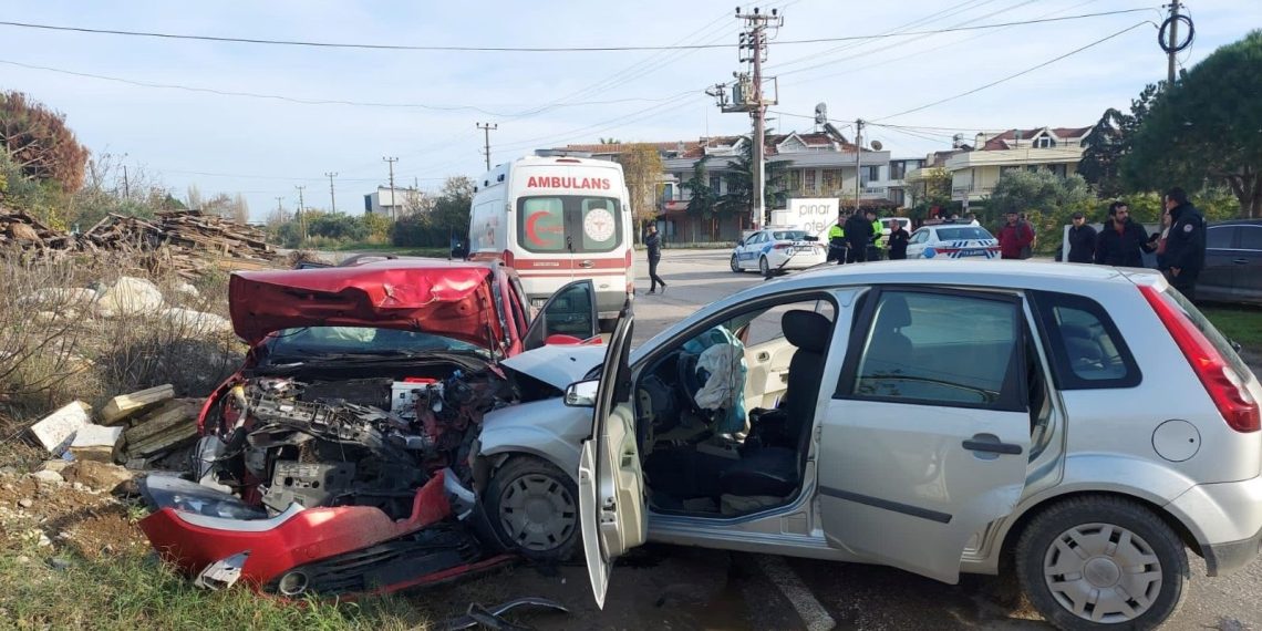 Balıkesir’de iki araç baş başa çarpıştı: 8 yaralı