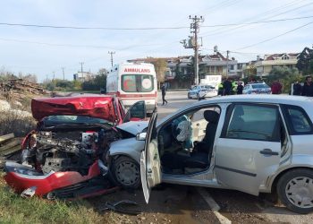Balıkesir’de iki araç baş başa çarpıştı: 8 yaralı