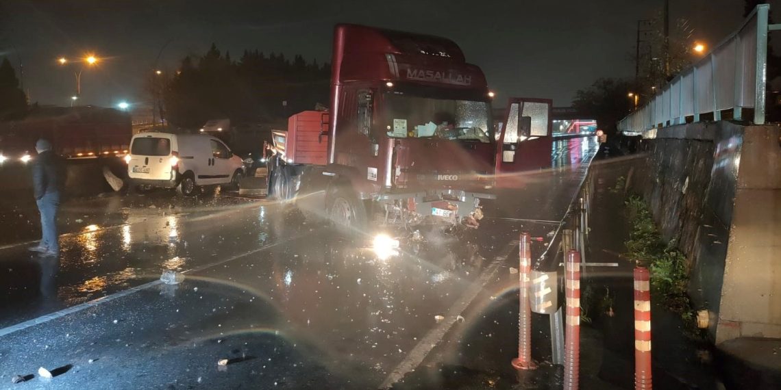 Bariyerleri aşan TIR karşı şeritte durabildi