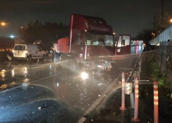 Bariyerleri aşan TIR karşı şeritte durabildi