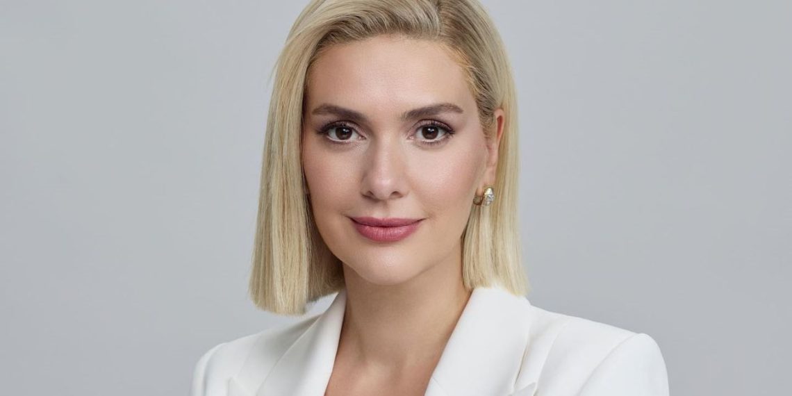 Bergüzar Korel takipçilerini uyardı