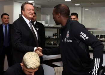 Beşiktaş Lideri Hasan Arat futbol ekibiyle bir ortaya geldi