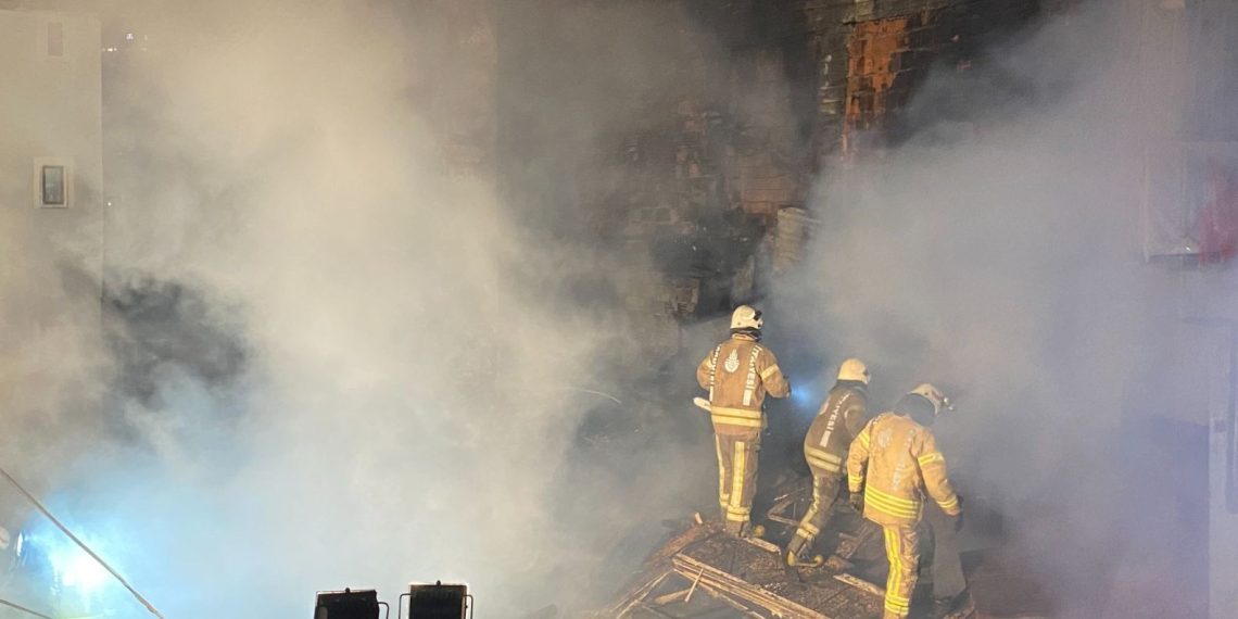 Beyoğlu’nda 3 katlı ahşap binada yangın: 1 kişi hayatını kaybetti