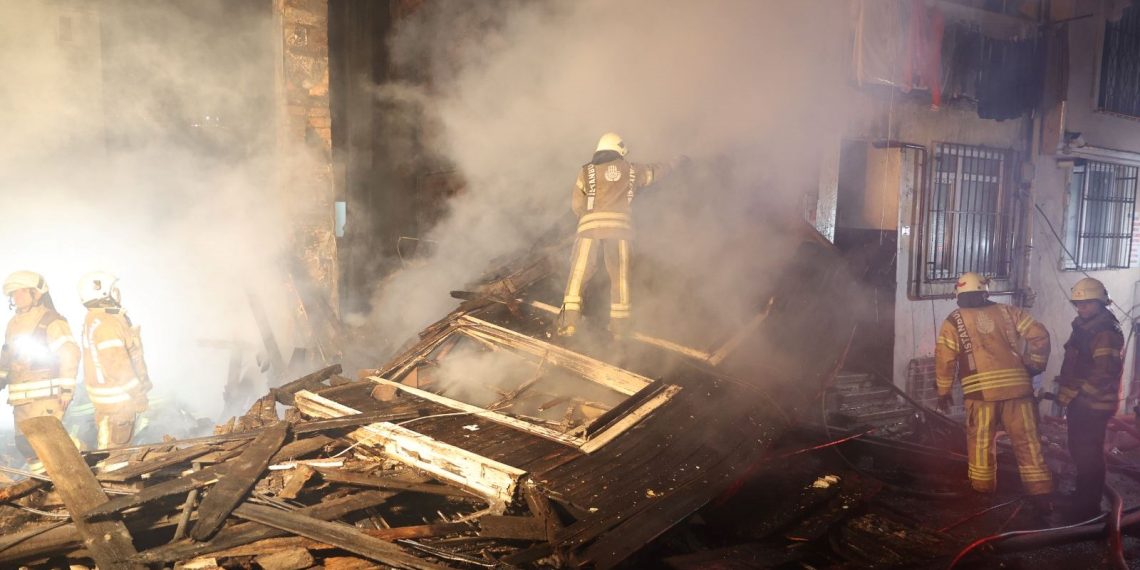 Beyoğlu’nda ahşap binada yangın