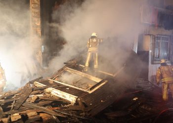 Beyoğlu’nda ahşap binada yangın