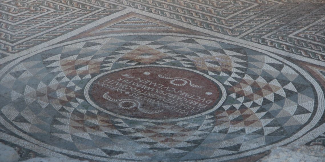 Bin 700 yıllık mozaiklerde üç boyutlu desenler