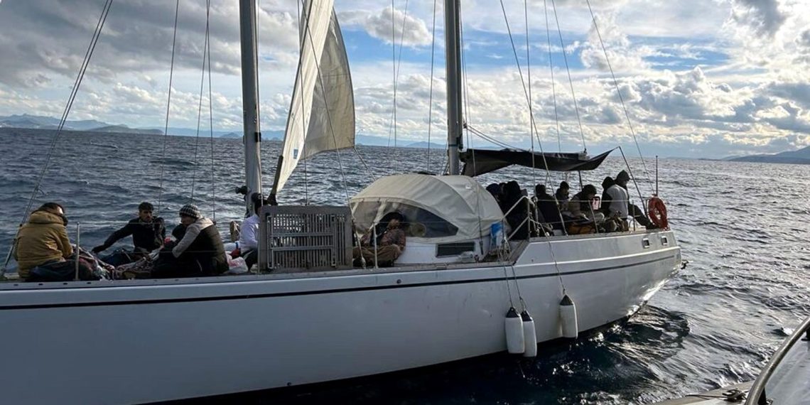 Bodrum’da arızalanan tekne ile bottaki 136 kaçak göçmen kurtarıldı