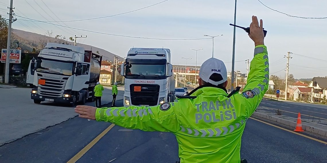 Bolu Dağı’nda kış lastiği olmayan araçların geçişine müsaade verilmiyor