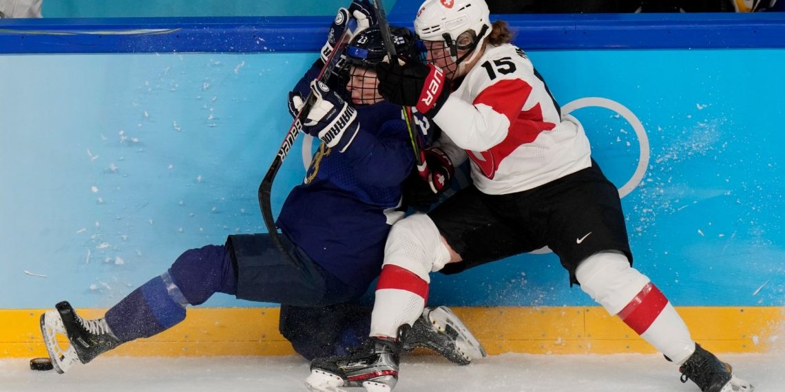 Buz hokeyinde başını kale direğine çarpan Fin bayan sportmen felç oldu
