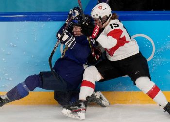 Buz hokeyinde başını kale direğine çarpan Fin bayan sportmen felç oldu