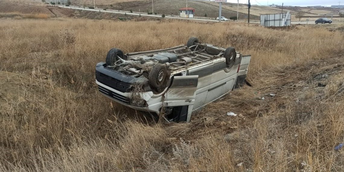Çorum’da lastiği patlayan minibüs şarampole devrildi