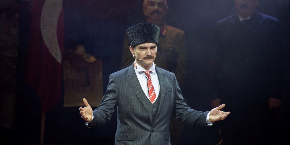 “Cumhuriyet’e Doğru” Erzurum’da sahnelendi