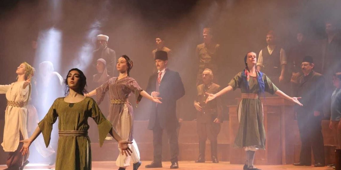 Cumhuriyet’e Hakikat tiyatro oyunu İzmir’de sahnelendi