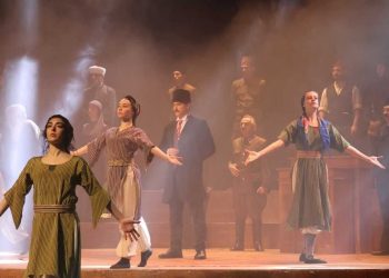 Cumhuriyet’e Hakikat tiyatro oyunu İzmir’de sahnelendi