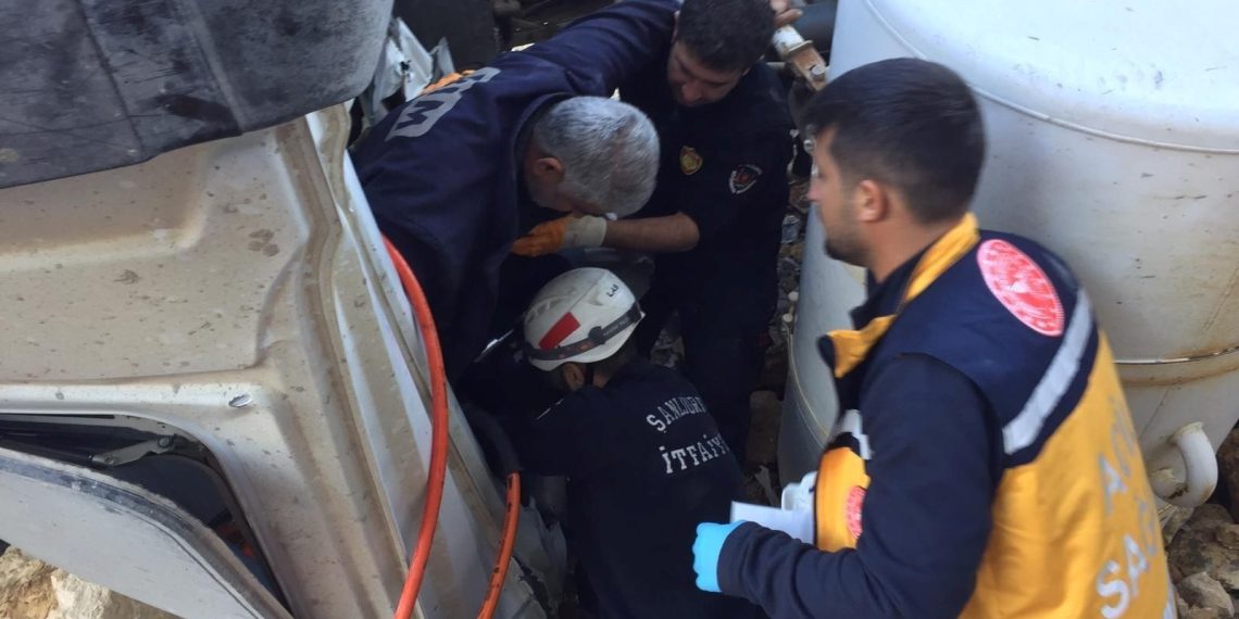 Devrilen beton mikserinde sıkışan sürücüyü itfaiye kurtardı