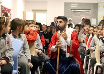 Doktoralı meddah gittiği köylerde dinlediği öyküleri derliyor