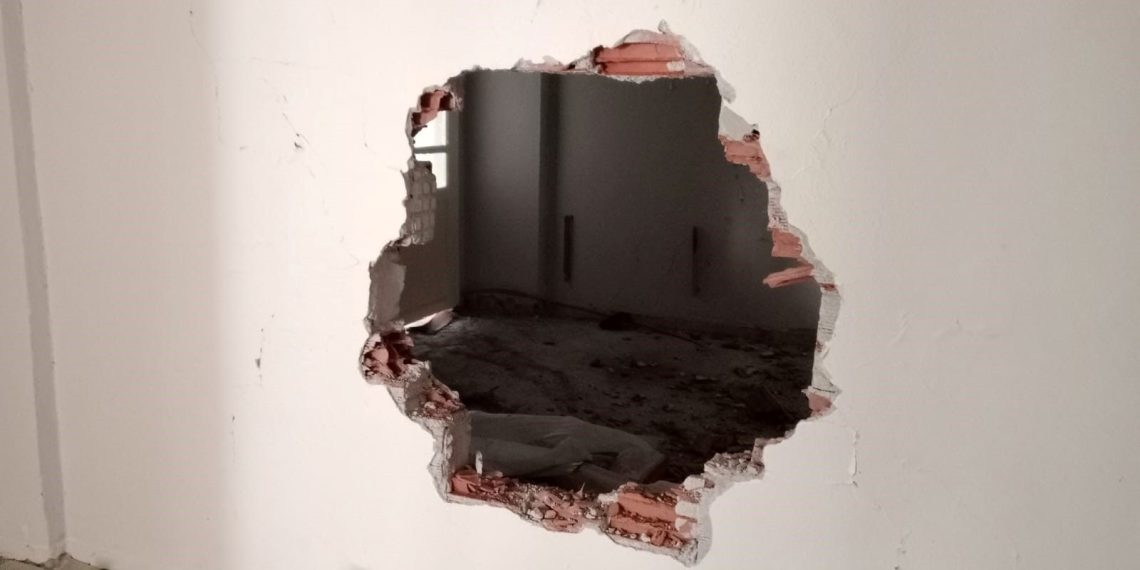 Duvarı delerek girdikleri 10 dairede ne var yok götürdüler