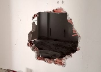 Duvarı delerek girdikleri 10 dairede ne var yok götürdüler