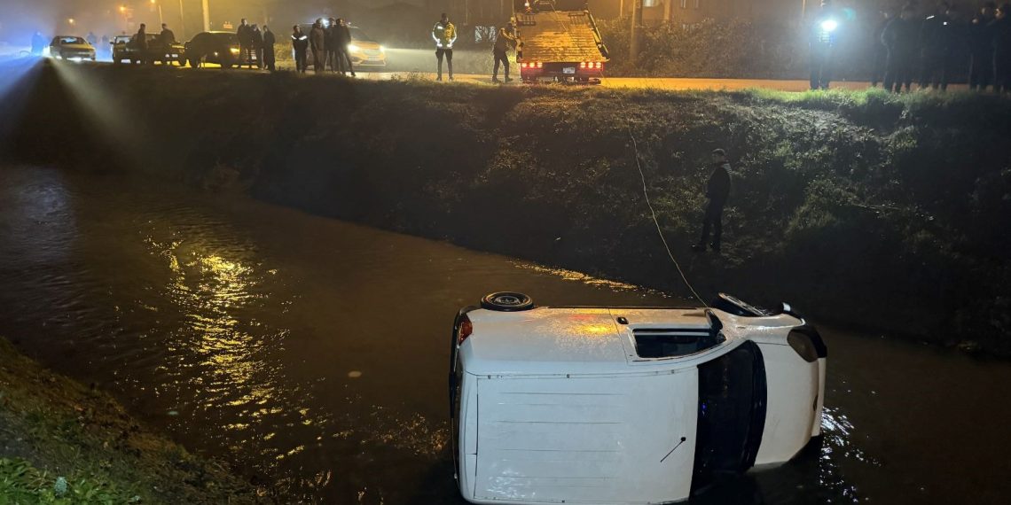 Düzce’de araç dereye yuvarlandı: 4 kişi kurtarıldı, 1 köpek öldü