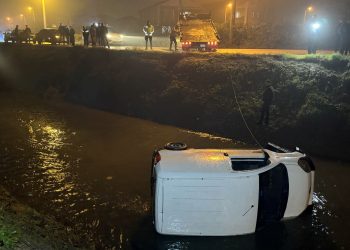 Düzce’de araç dereye yuvarlandı: 4 kişi kurtarıldı, 1 köpek öldü