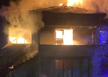 Düzce’de iki katlı ev alev alev yandı