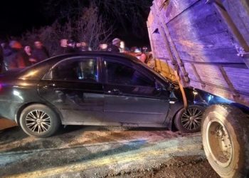 Düzce’de tomruk yüklü traktör ile araba çarpıştı: 1 yaralı