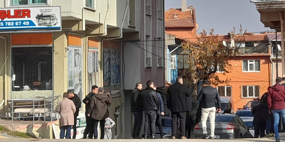 Emekli bayan polis, sıhhat çalışanlarını rehin aldı