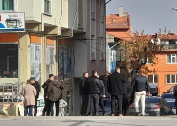 Emekli bayan polis, sıhhat çalışanlarını rehin aldı