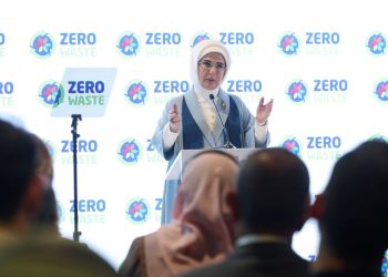 Emine Erdoğan’dan iklim elçisi gençlerle bir ortaya geldiği programa ait paylaşım