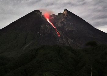 Endonezya’da Merapi Yanardağı patladı: 11 dağcı hayatını kaybetti