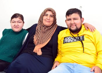 Engelli 2 çocuğuna göz oldu; biri üniversiteyi bitirdi, başkası lise öğrencisi