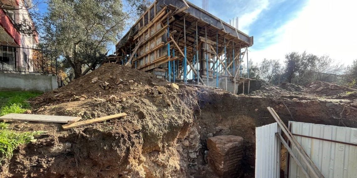 Erdek’te bir meskenin temel hafriyatında arkeolojik kalıntı çıktı