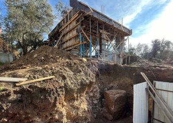 Erdek’te bir meskenin temel hafriyatında arkeolojik kalıntı çıktı