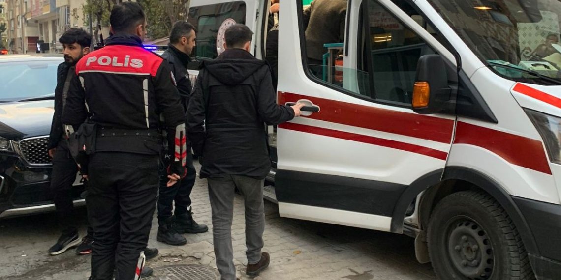 Eşiyle tartışıp kendini bıçakladı