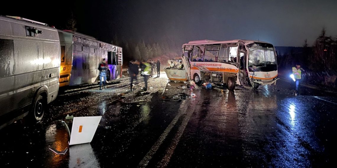 Eskişehir’de 2 belediye otobüsü ile 1 karavan çarpıştı: 14 yaralı