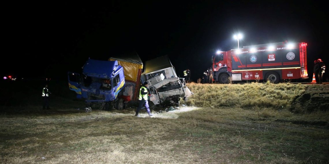 Eskişehir’de feci kaza | TIR’la kamyonet çarpıştı: 2 meyyit, 2 yaralı