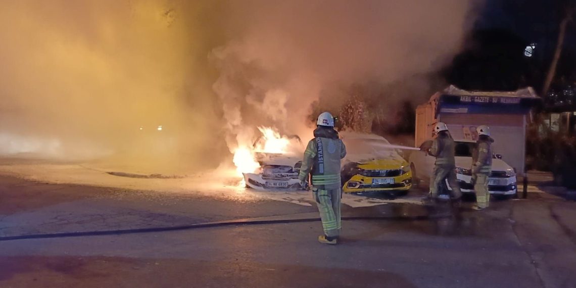 Fatih’te park halindeki araçlar yandı