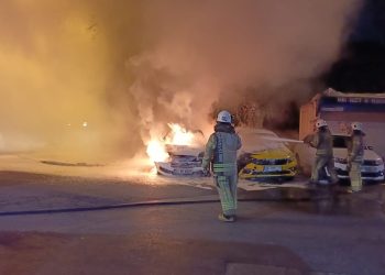 Fatih’te park halindeki araçlar yandı