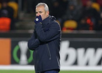 Fenerbahçe Teknik Yöneticisi İsmail Kartal taraftarlardan ve topluluktan özür diledi