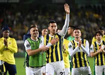 Fenerbahçe ve tribünlerden Umut Nayir’e takviye