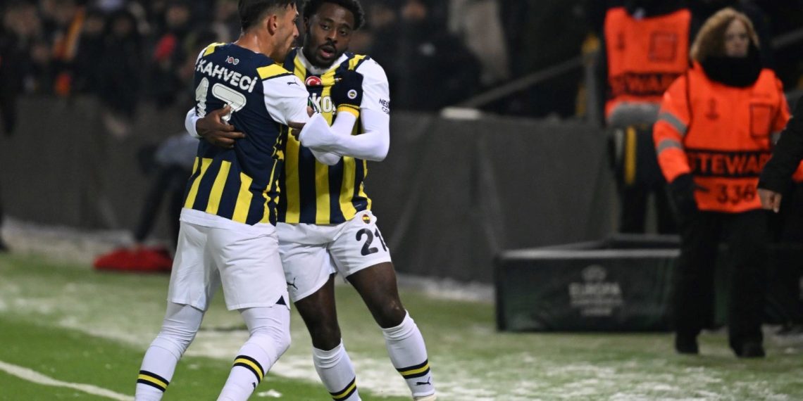 Fenerbahçe’de İrfan Can Kahveci ile taraftar ortasında gerginlik