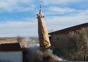 Fırtınada hasar gören caminin minaresi denetimli olarak yıkıldı