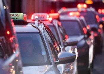 Fransa’da toplumsal güvenlik yasasını protesto eden taksiciler greve gitti