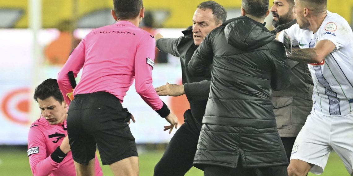 Futbol topluluğundan hakeme yumruklu taarruza sert reaksiyon