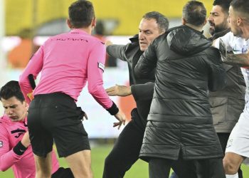 Futbol topluluğundan hakeme yumruklu taarruza sert reaksiyon
