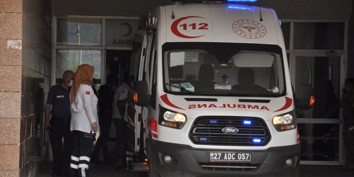 Gaziantep’te çatıdan düşen televizyon tamircisi yaralandı