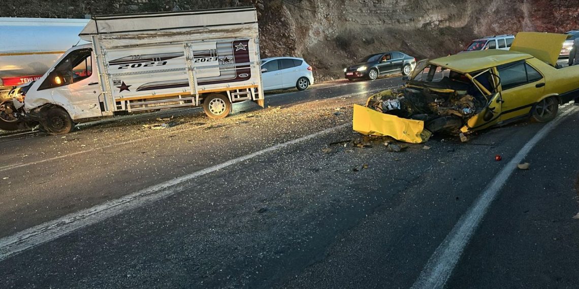 Gaziantep’te trafik kazası: Araba ile kamyonet çarpıştı, 2 kişi yaralandı